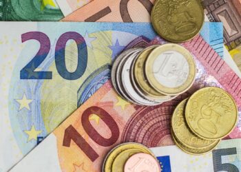 Euro Poised for Higher Range on Strong Momentum