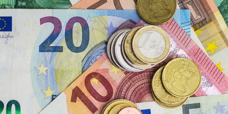 Euro Poised for Higher Range on Strong Momentum