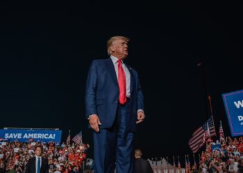 Stocks, Dollar Slip as Trump Signs Bill Ahead of Tariff Deadline