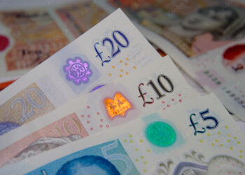 Pound Hits 10-Week Low Amid Dollar Rally