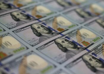 Dollar Gains as Markets Brace for Tariff Shakeup