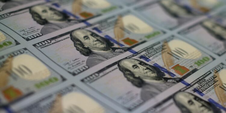 Dollar Gains as Markets Brace for Tariff Shakeup