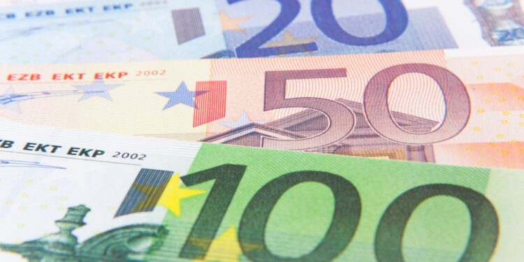 Euro Weakens as Markets Weigh Tariff Fallout