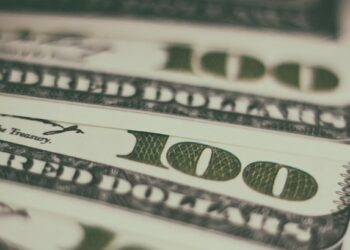 Dollar Near Highs on Tariff Threats; Yen Sinks Further