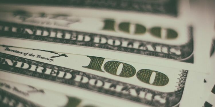 Dollar Near Highs on Tariff Threats; Yen Sinks Further