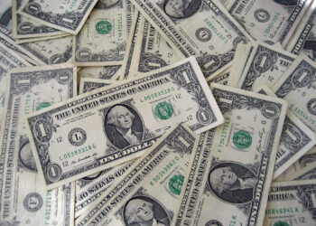 Dollar Hits One-Month High on Trade Deal Momentum