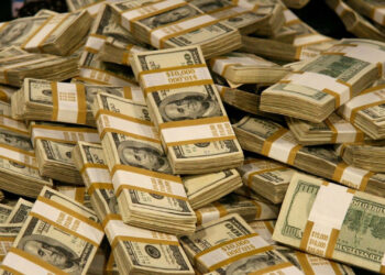 Dollar Rises on Retail Sales Data; Yen, Rupee Weaken