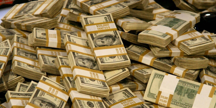 Dollar Rises on Retail Sales Data; Yen, Rupee Weaken