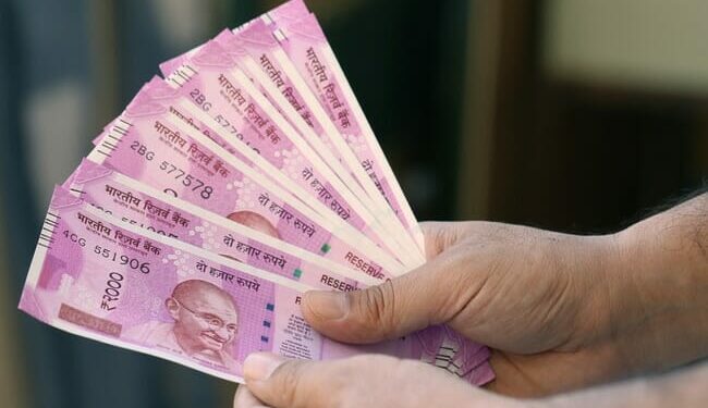 Rupee Falls for Third Week Ahead of Key Global Events
