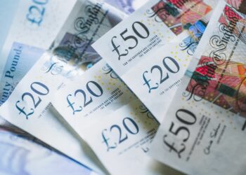 Pound Climbs on BoE Hawkish Vote Split