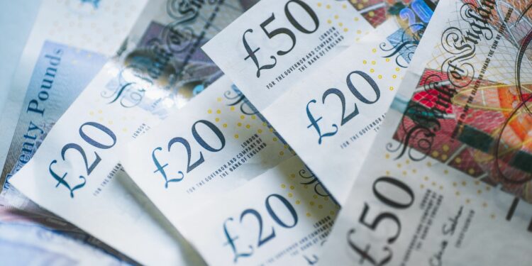 Pound Climbs on BoE Hawkish Vote Split