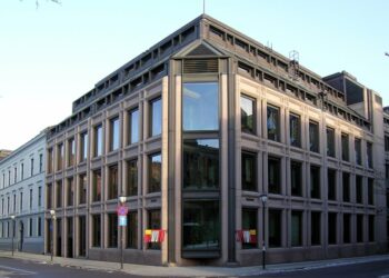 Norges Bank Holds Rates, Signals Cuts Ahead