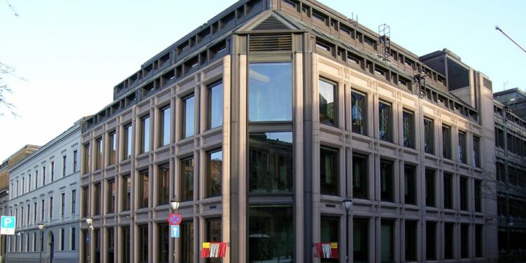 Norges Bank Holds Rates, Signals Cuts Ahead