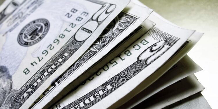 Dollar Gains Ground Ahead of Key U.S. Economic Data