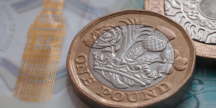 Pound Gains Ahead of Bank of England Decision